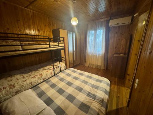 1 Schlafzimmer mit 2 Etagenbetten und einem Fenster in der Unterkunft Ios Guest House 2 in Kobuleti