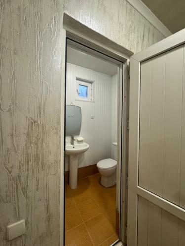 łazienka z toaletą i umywalką w obiekcie Ios Guest House 2 w Kobuleti