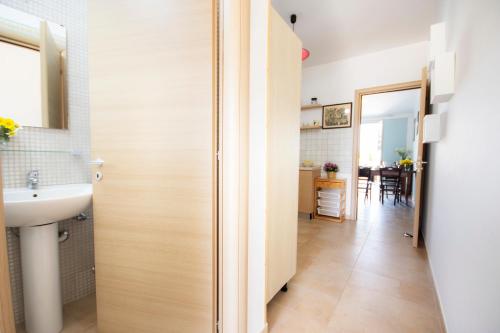 Habitación con baño con lavabo y aseo. en Casa Acquamarina - comfort e relax a pochi passi dalle spiagge del Salento, en Lido Marini