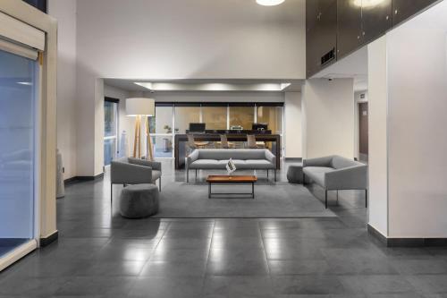 a living room with couches and a table at City Express by Marriott Celaya Galerias in Celaya