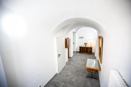 corridoio con arco e tavolo in una stanza di Casa di Bruno a Pellio Superiore