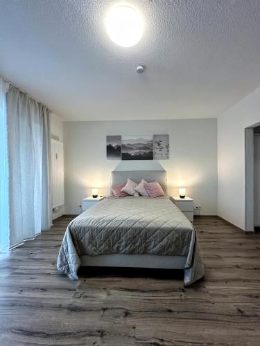 1 dormitorio con 1 cama grande y 2 mesitas de noche en E&K Apartment I en Düsseldorf