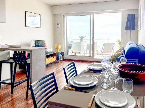 Μια τηλεόραση ή/και κέντρο ψυχαγωγίας στο Appartement les pieds dans leau accès direct sur la côte sauvage - 2 pers