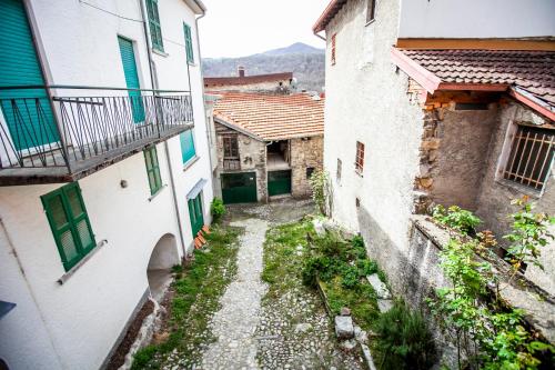an alley between two buildings in an old town at Casa di Bruno in Pellio Superiore