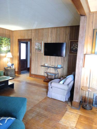 Televisyen dan/atau pusat hiburan di Hemlock House