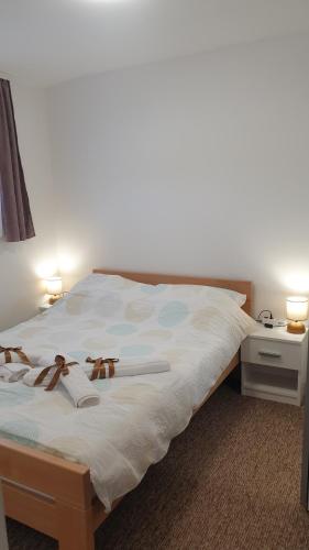 łóżko w sypialni z 2 lampami w obiekcie Apartman Moslavina w mieście Kutina