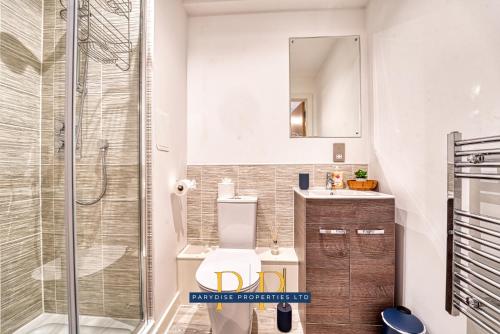 uma casa de banho com um WC e uma cabina de duche em vidro. em The Middlewood Plaza Suite - By Parydise Properties - Business or Leisure stays, Central Location, Sleeps 4, Salford em Manchester