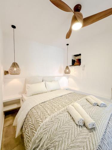a bedroom with a bed with a ceiling fan at Mountain Bliss Guesthouse 2 next to Sougia in Agrilés