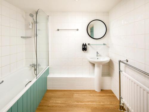 La salle de bains est pourvue d'un lavabo, d'une douche et de toilettes. dans l'établissement Nq2 Collections, à Bournemouth