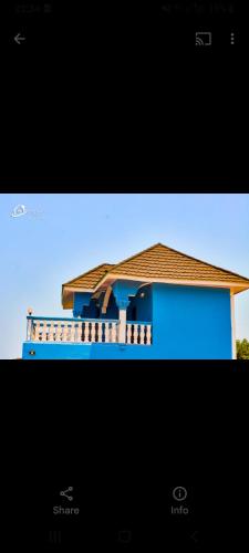 自由鎮的住宿－CIDMAT VILLA，电视屏幕上的蓝色房子的照片