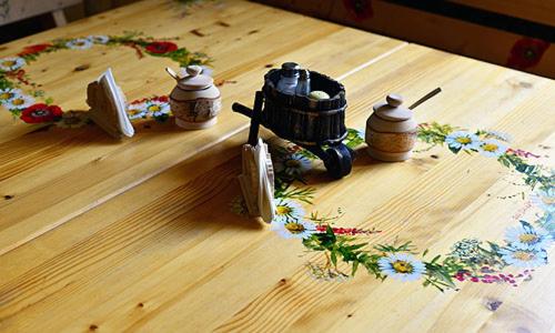 uma mesa de madeira com um padrão floral em Hnatowe Berdo BB em Wetlina