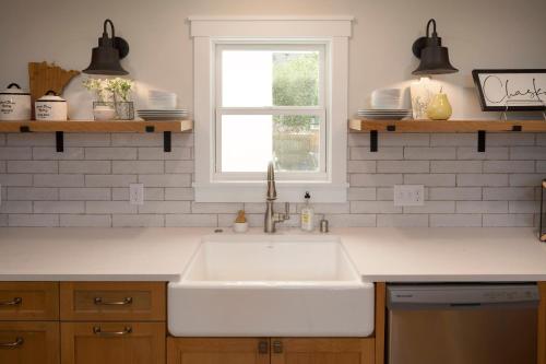uma cozinha com um lavatório branco e uma janela em Chaska Charmer em Chaska