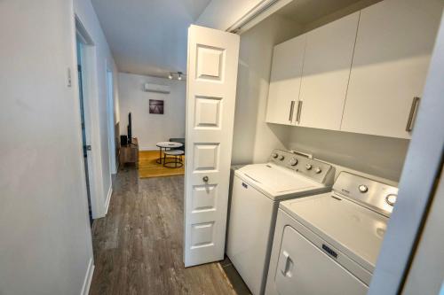 a kitchen with a washer and dryer in a room at Modern Condo 2BR 4 beds AC Wi-Fi Free Parking in Laval