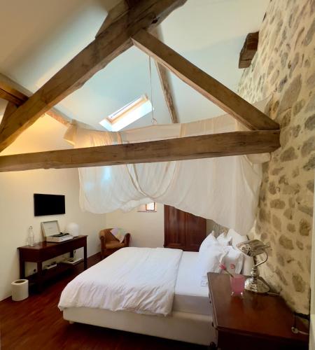 une chambre avec un lit blanc et une fenêtre dans l'établissement Maison G.H., à Champniers-et-Reillac