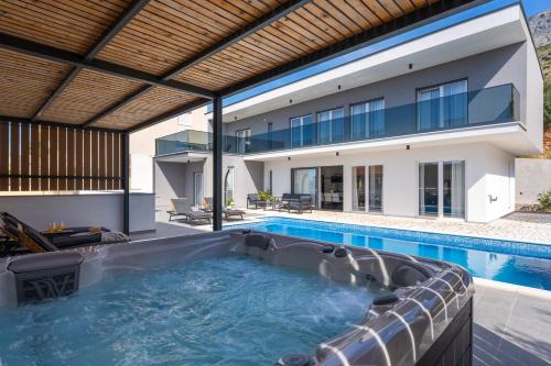 odkryty basen z domem w obiekcie Villa Hill with private 32sqm heated pool and hydro-massage, 4 en-suite bedrooms, 200m from the sandy beach w Duće