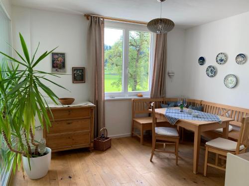 Apartement stilvoll und großzügig في فينديشغارشتن: غرفة طعام مع طاولة ونافذة