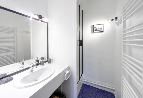 a white bathroom with a sink and a mirror at Spacieux appartement quartier de La Chaume - 4 pers in Les Sables-dʼOlonne