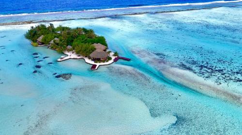 une île dans l'océan avec un complexe dans l'établissement EDEN Private Island TAHAA, à Patio