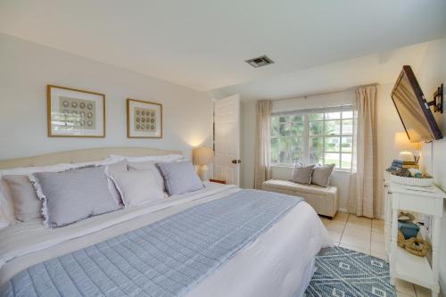 ein Schlafzimmer mit einem großen weißen Bett und einem Fenster in der Unterkunft Vero Beach Vacation Rental about 3 Mi to the Ocean! in Vero Beach