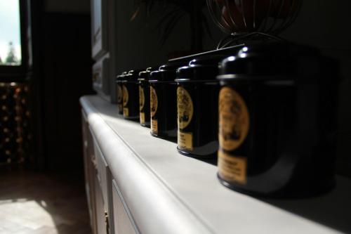 une rangée de bouteilles de bière assise sur un comptoir dans l'établissement Château d'Amenon à 35mn du circuit du Mans et 35mn de Tours, à La Chapelle-aux-Choux