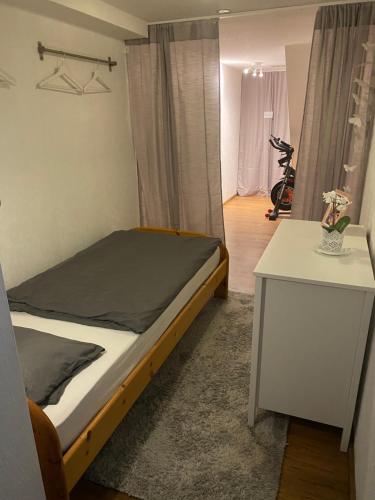 En eller flere senge i et værelse på Gemütliche Unterkunft am See