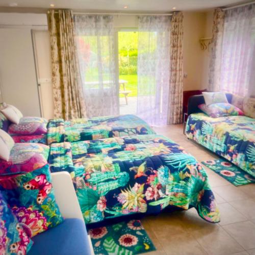 a living room with a bed and a couch at Rooi Bij de Knoptoren B&B in Sint-Oedenrode