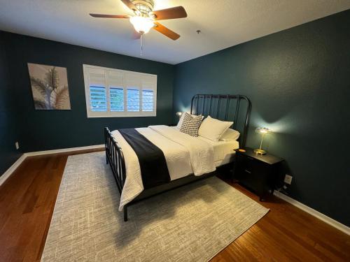 Postel nebo postele na pokoji v ubytování Luxury 2BR in Biltmore - Gated with Garage