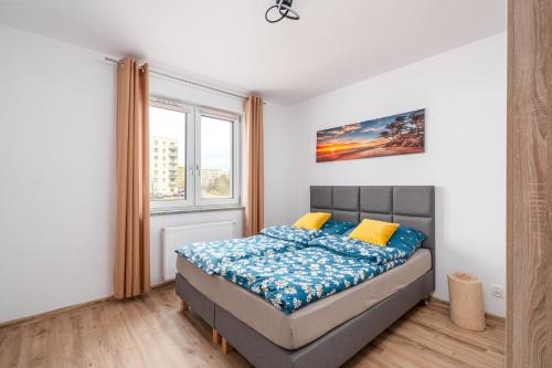 a bedroom with a bed and a window at Apartament GOJA Podzamcze in Wałbrzych