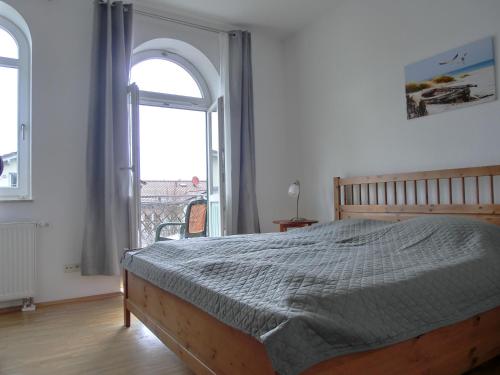 una camera con un letto e una grande finestra di Ferienwohnung LVC4 a Graal-Müritz