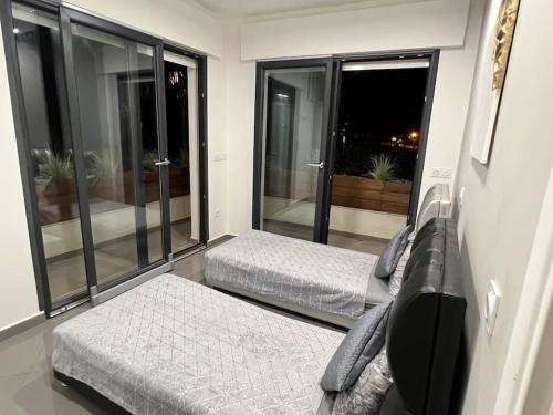 1 dormitorio con 2 camas y ventana grande en Location villa Saïdia, en Saidia 