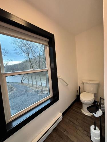 Koupelna v ubytování Saugerties Modern Charm with Creekside access and views