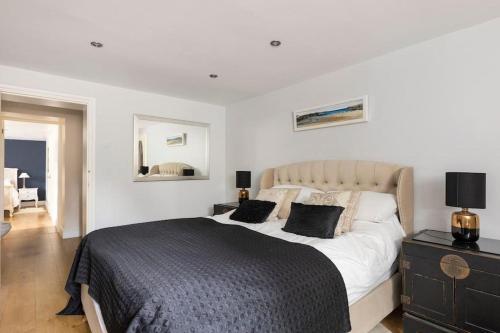 2 double bedroom large modern self contained apartment Free parking tesisinde bir odada yatak veya yataklar