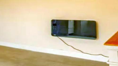 un televisor en una pared con un cable conectado en Chalet Deluxe great vacation place***** en Madonna di Campiglio