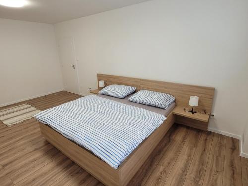 1 dormitorio con 1 cama con 2 almohadas en Apartmán Neva Šaľa en Šaľa