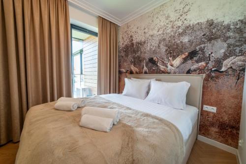 - une chambre avec un grand lit et 2 oreillers dans l'établissement Lake Rental Pratum 43, à Mikołajki