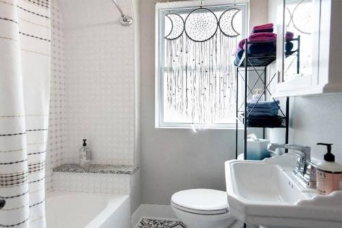 uma casa de banho com um WC, um lavatório e uma janela em Luxurious Haven in the Plaza District em Oklahoma City