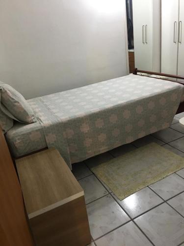 uma cama sentada no chão num quarto em Quarto no Jd. Satélite - Excelente localização na Zona Sul em São José dos Campos