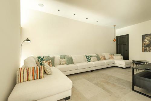 a living room with a white couch and a table at Huis Velzeke in Zottegem