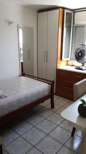 sypialnia z łóżkiem i oknem w obiekcie Quarto no Jd. Satélite - Excelente localização na Zona Sul w mieście São José dos Campos