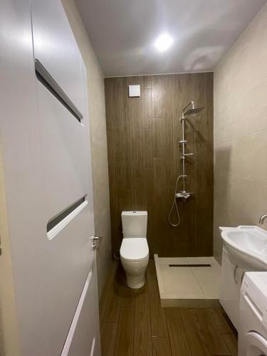 ein Bad mit einem WC und einem Waschbecken in der Unterkunft Tbilis in Tbilisi City