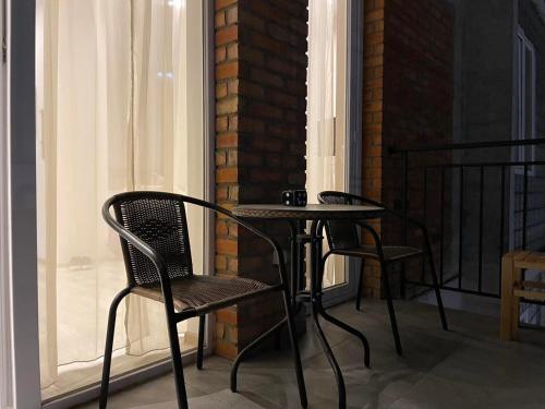einen kleinen Tisch und zwei Stühle auf dem Balkon in der Unterkunft Tbilis in Tbilisi City