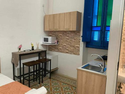 Il comprend une petite cuisine équipée d'un évier et d'un four micro-ondes. dans l'établissement TRADITIONAL MALTESE STUDIO GZIRA, à Il-Gżira