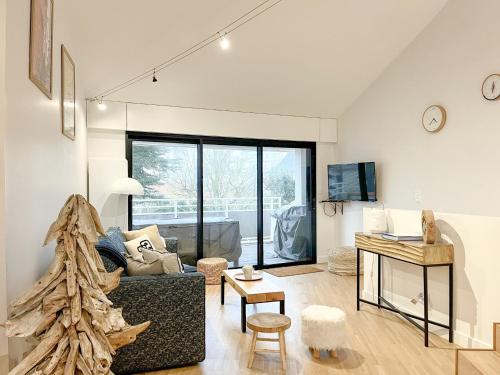 Televízia a/alebo spoločenská miestnosť v ubytovaní Villa Bastion Arago à deux pas de la Grande Plage des Sables - 8 pers