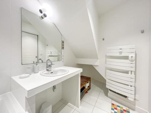 une salle de bain blanche avec un lavabo et un miroir dans l'établissement Villa Bastion Arago à deux pas de la Grande Plage des Sables - 8 pers, à Les Sables-dʼOlonne