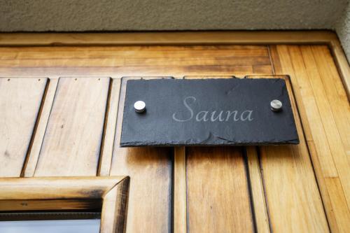 a sign on a wooden door with the word samara on it at SAUERLAND CHALETS - "Die Chalets am Bergelchen" in Winterberg