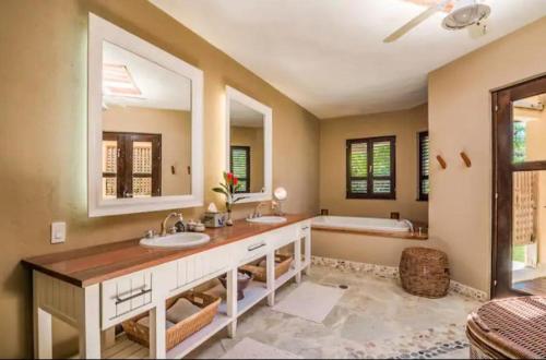 a bathroom with two sinks and a bath tub at Cabarete Bech Royal Puerto Plata in Cabarete