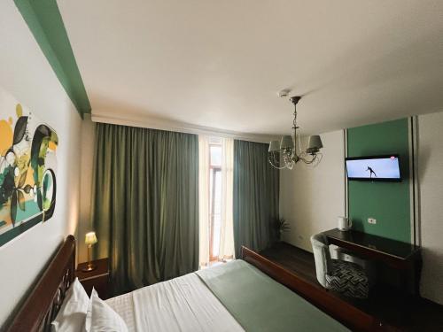 a hotel room with a bed and a window at Riviera 990 - Resort & Restaurant in Eşelniţa