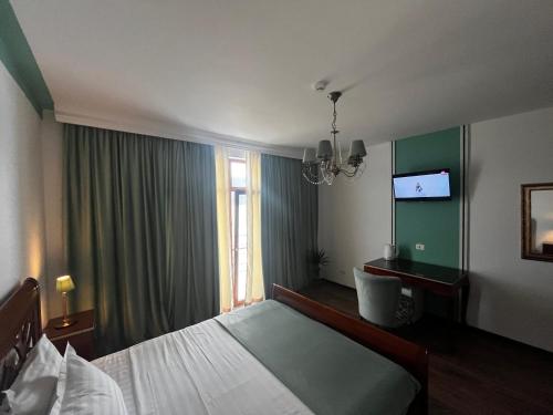 a hotel room with a bed and a window at Riviera 990 - Resort & Restaurant in Eşelniţa