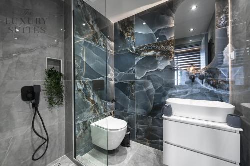Ett badrum på Maison Cristal, The Luxury Suites