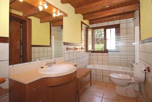 アルクーディアにあるCarbonellのバスルーム(洗面台、トイレ、バスタブ付)